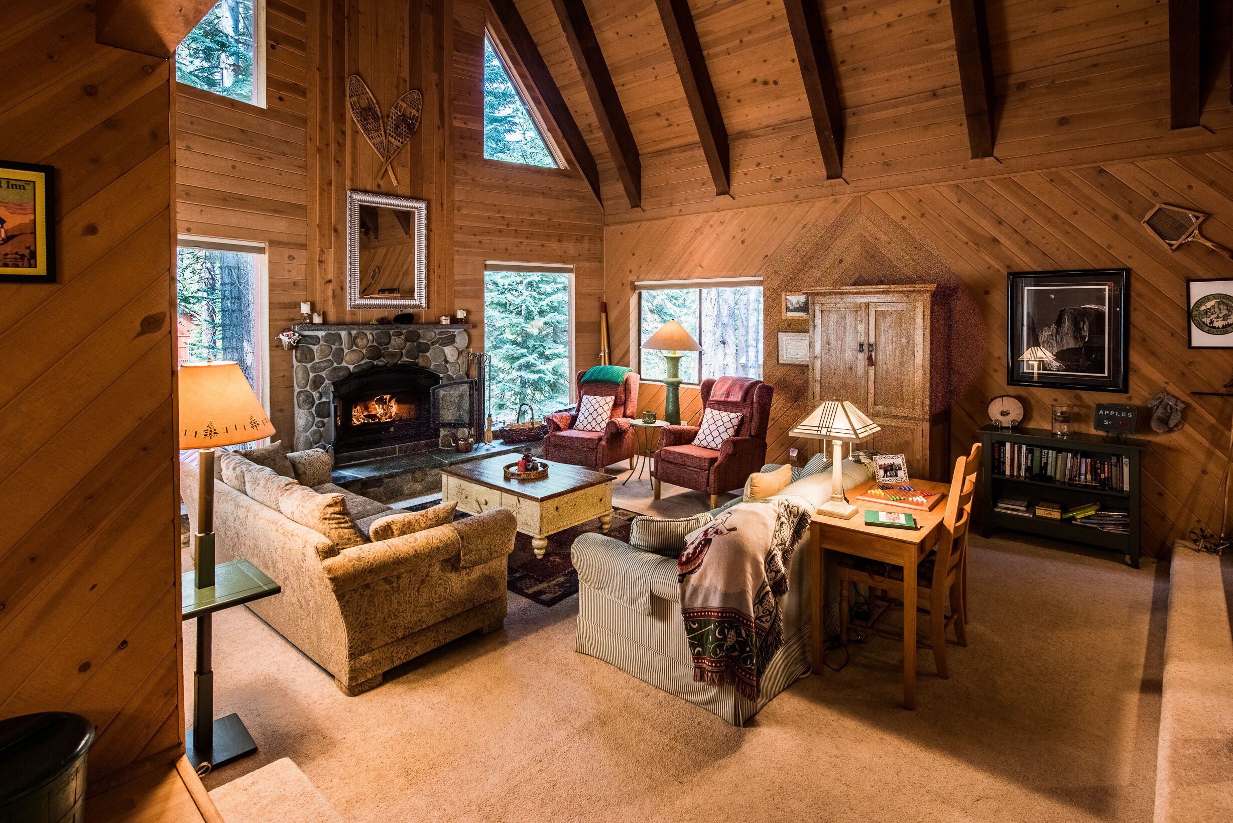 Green Gables Mountain Lodge - Wood Burning Fireplace - Sleeps 12 -Ping Pong