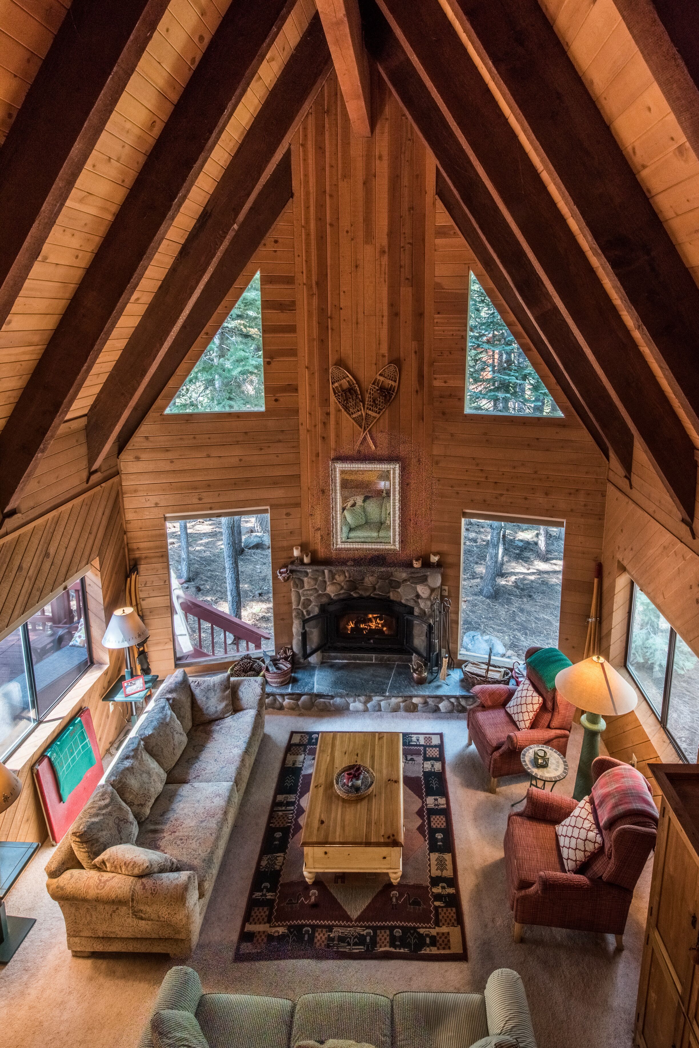 Green Gables Mountain Lodge - Wood Burning Fireplace - Sleeps 12 -Ping Pong