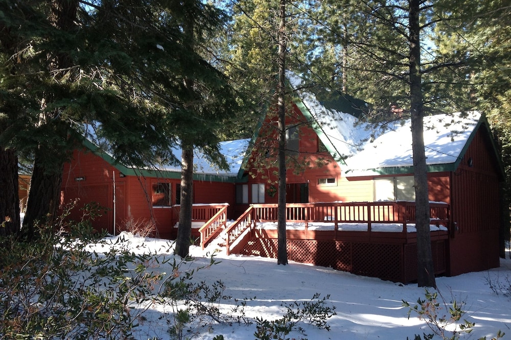 Green Gables Mountain Lodge - Wood Burning Fireplace - Sleeps 12 -Ping Pong