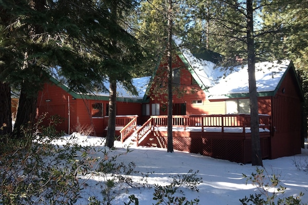 Tahoe Donner winter wonderland-easy access-plowed driveway and garage parking
