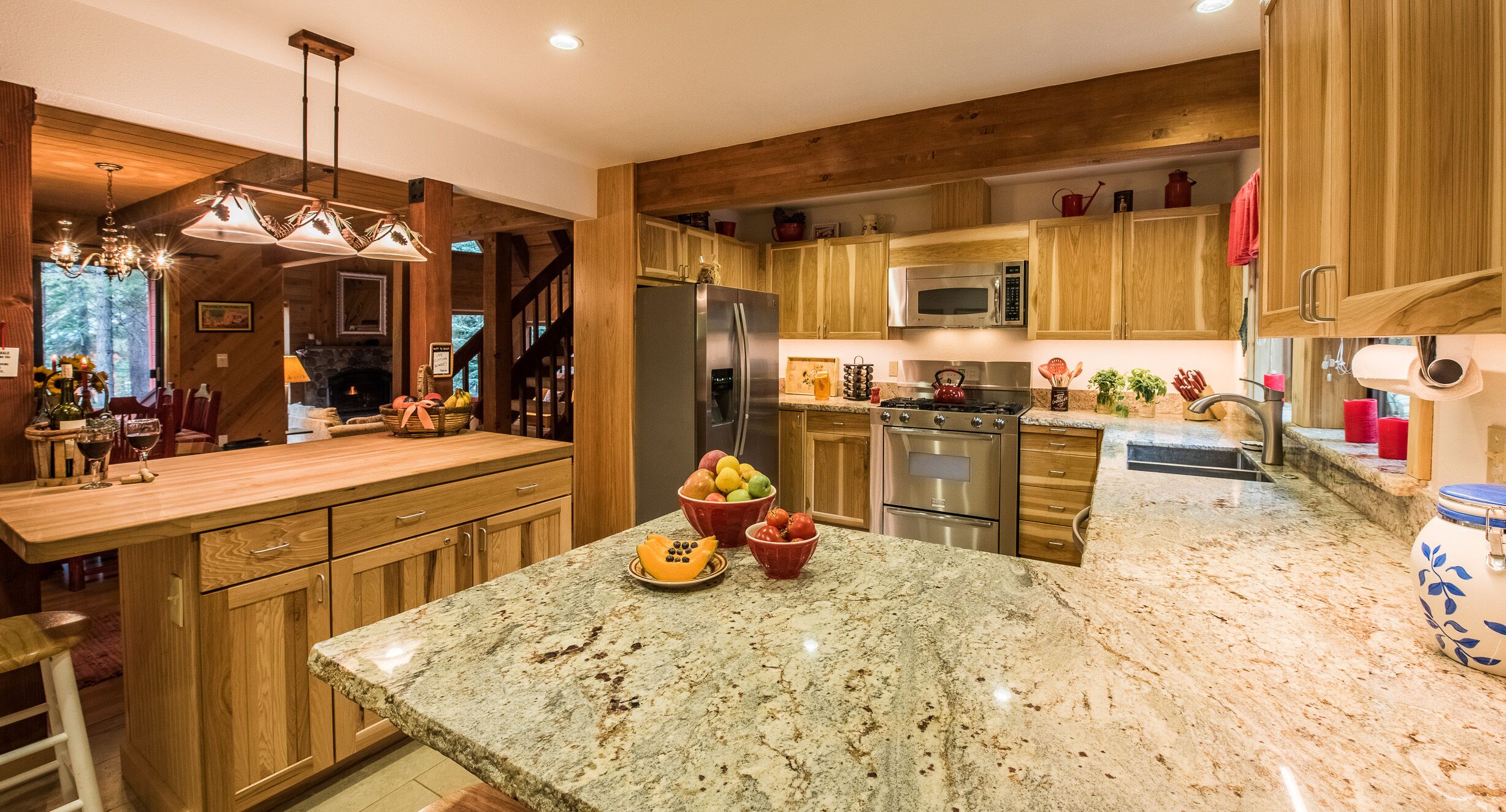 Green Gables Mountain Lodge - Wood Burning Fireplace - Sleeps 12 -Ping Pong