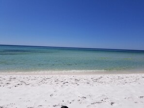 En la playa y toallas de playa 