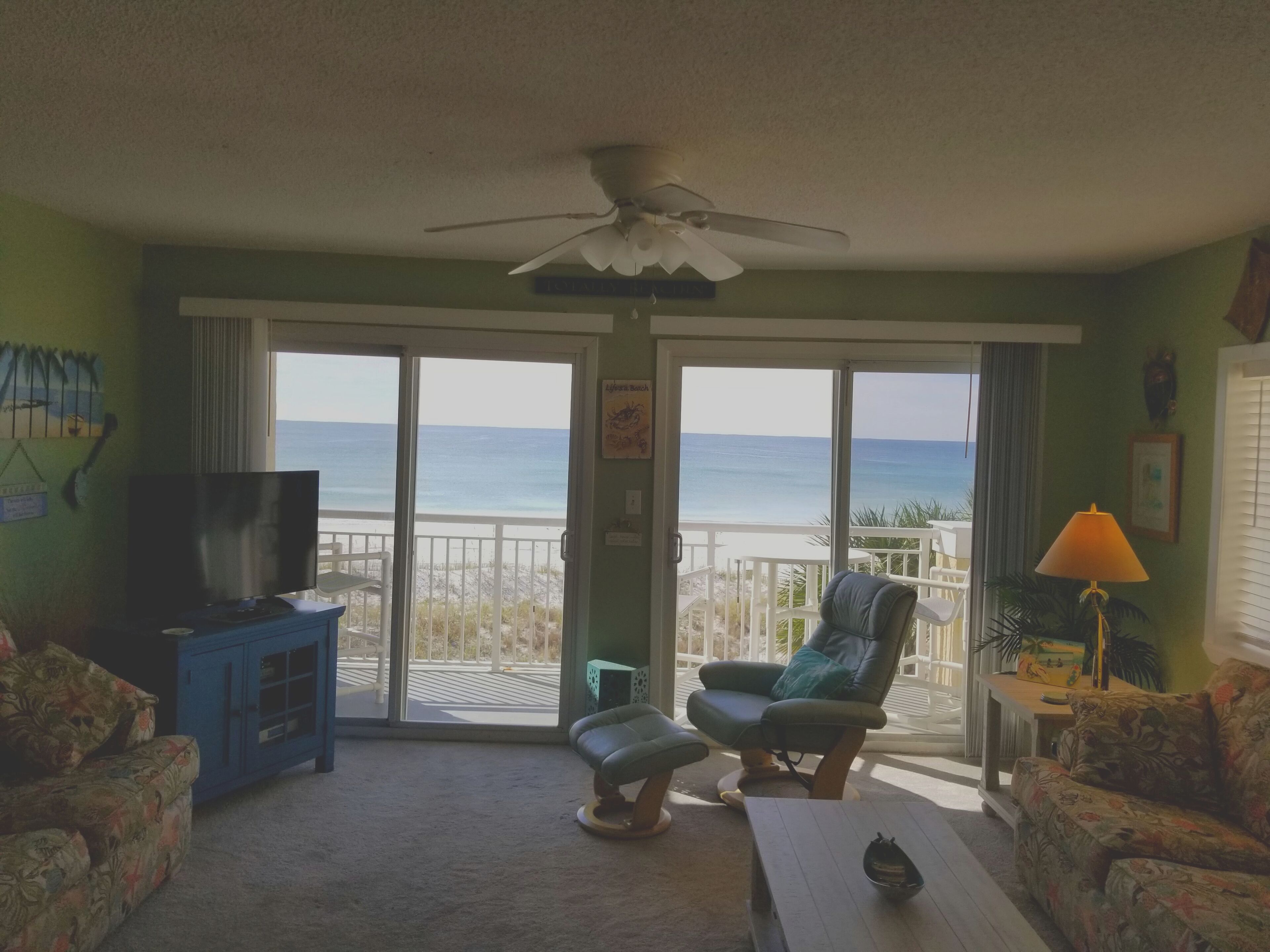 Smart TV, DVD player, livros, videoteca