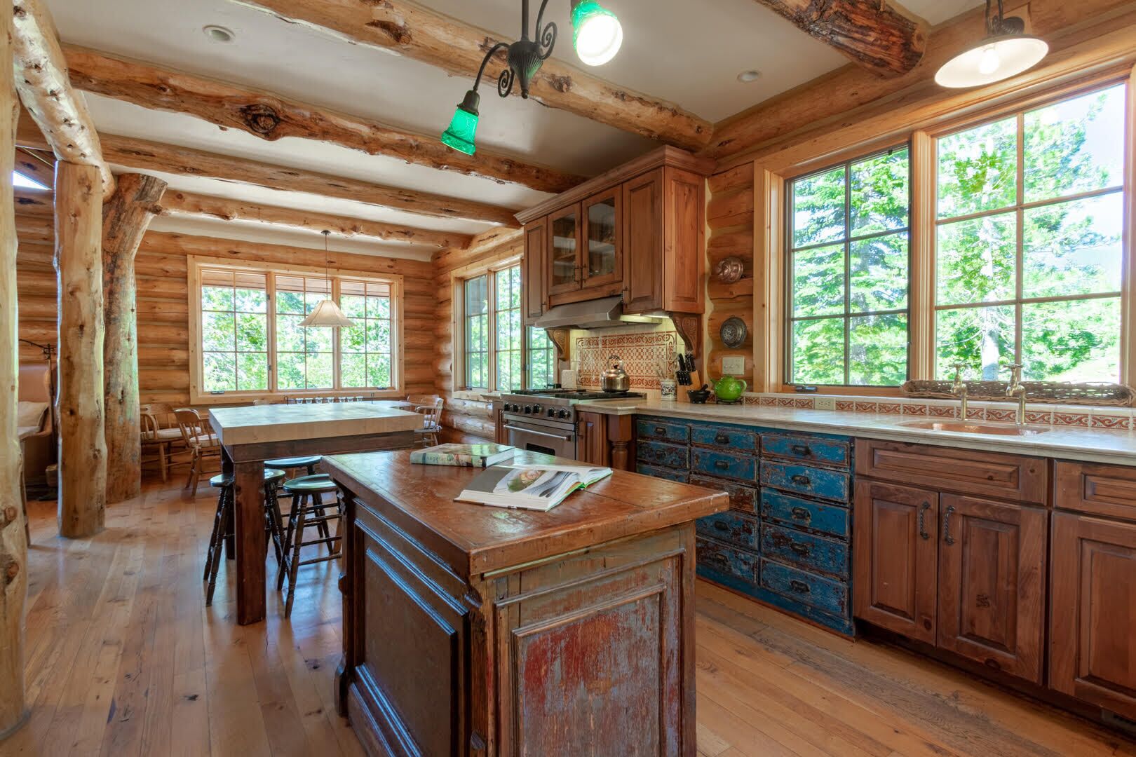 STUNNING LOG HOUSE & A COOK'S PARADISE!