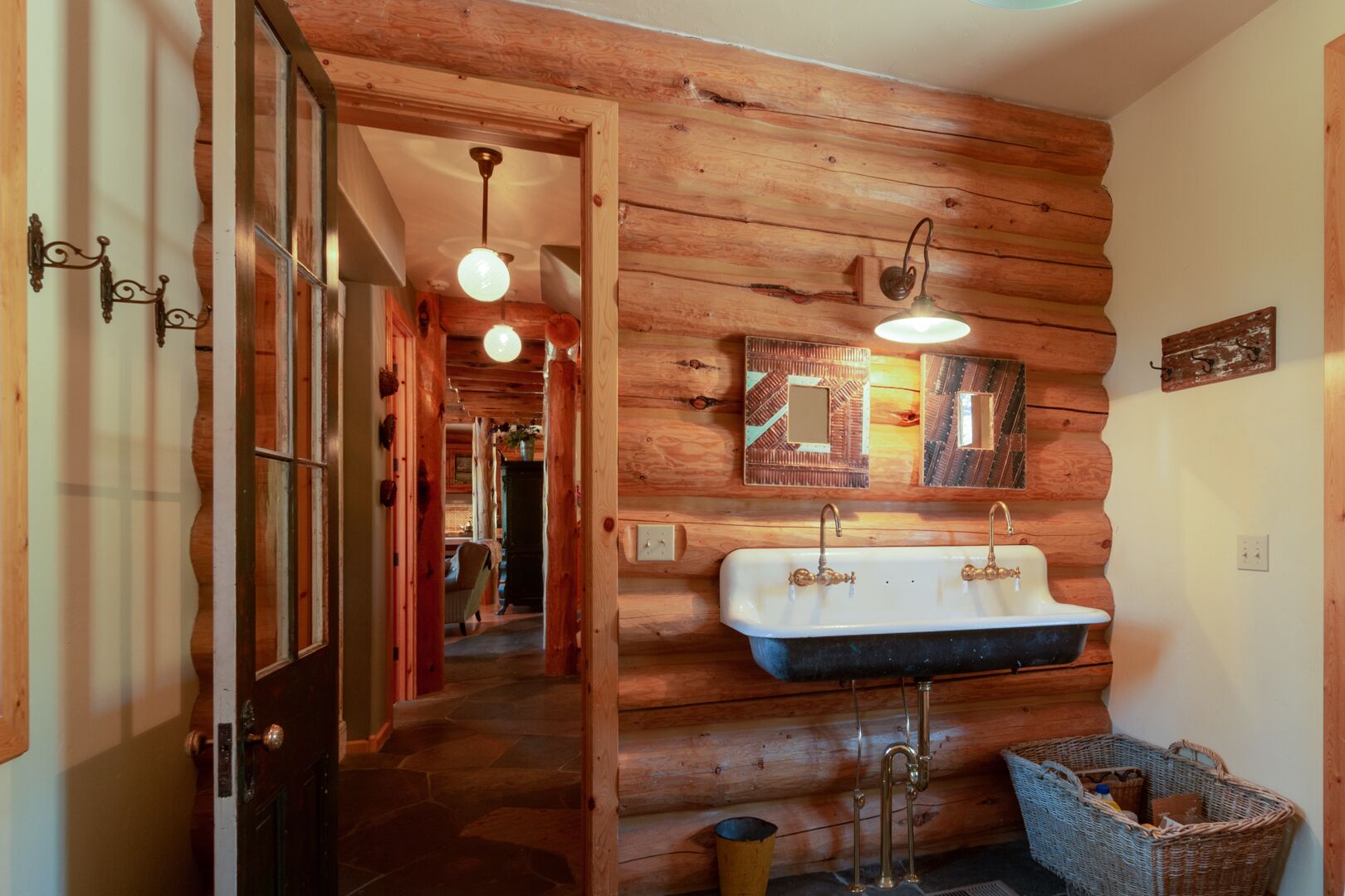 STUNNING LOG HOUSE & A COOK'S PARADISE!