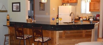 7 Springs - Swiss Mountain Condo, 2 chambres, 2 salles de bain - Récemment mis à jour avec Wifi