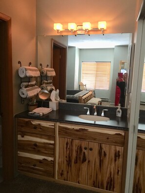 Een douche, een haardroger, handdoeken, zeep