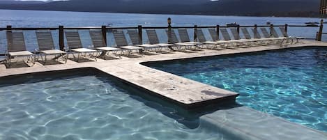 Una piscina al aire libre, una piscina climatizada