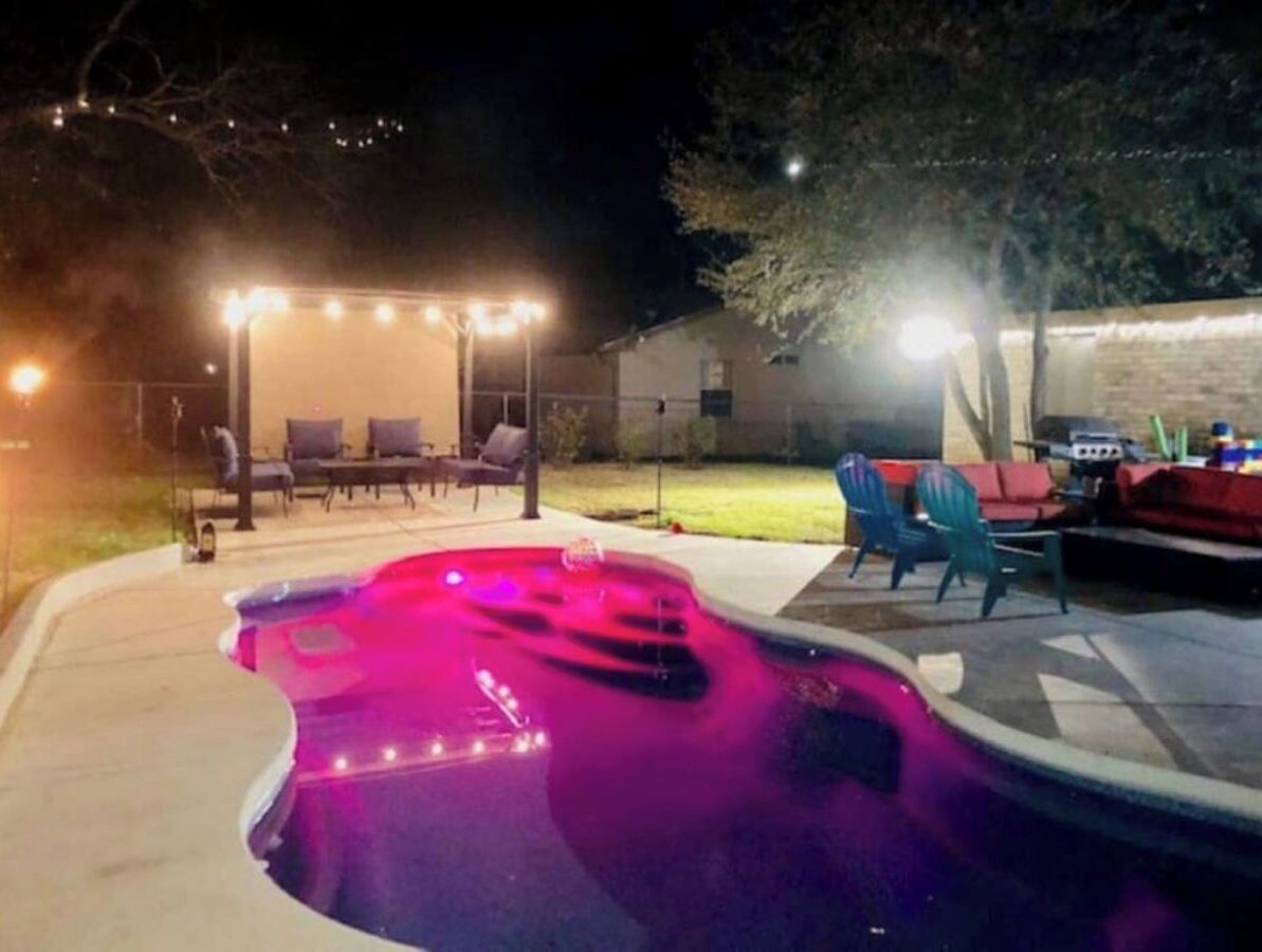 PrivatePool/hugeHt EPICbackyard,Toys,Firepit,Horseshoes, Bean toss,close to DWTWN
