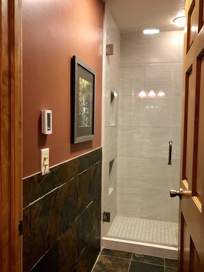 Dusche, Haartrockner, Handtücher, Toilettenpapier
