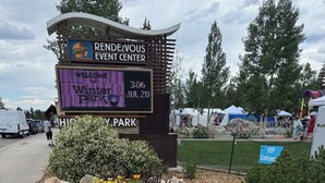 Une enseigne pour le centre d’événements Rendezvous, avec un message de bienvenue et les détails de l’événement.