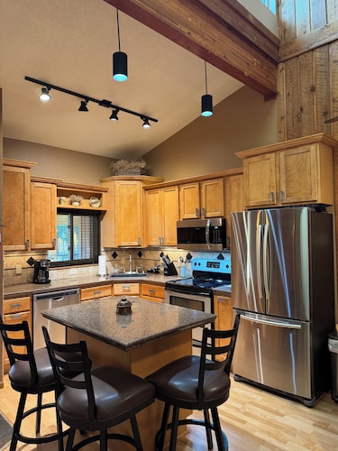 Rated 'Exceptional','The Best Beaver Village Rental',Low Rates sleeps 6