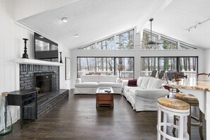 Smart TV, fireplace, DVD player, books - Beautiful Lake Home, Private 2 story dock (Cumming)