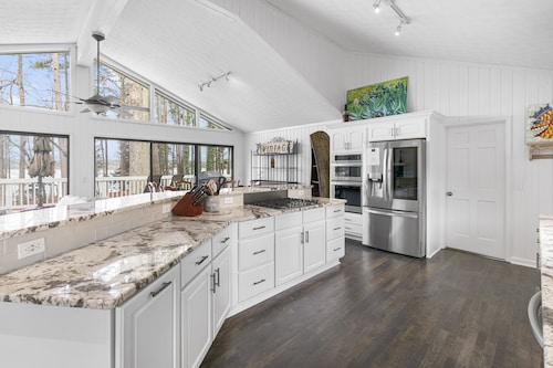 Beautiful Lake Home, Private 2 story dock