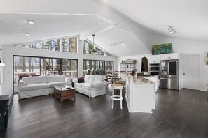 Smart TV, fireplace, DVD player, books - Beautiful Lake Home, Private 2 story dock (Cumming)