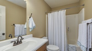 Ducha y bañera combinadas, toallas, jabón y champú