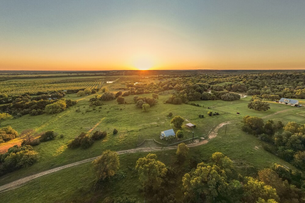 The Country Cottage w/ Beautiful Views-5 mi. from historic downtown