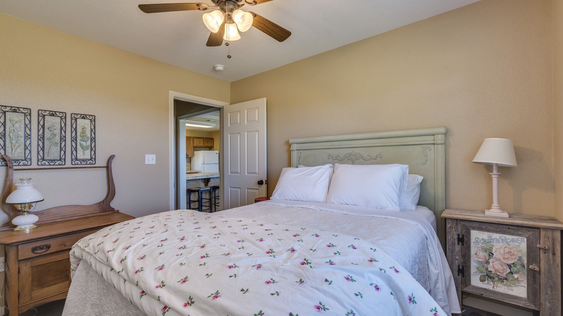 The Country Cottage w/ Beautiful Views-5 mi. from historic downtown  