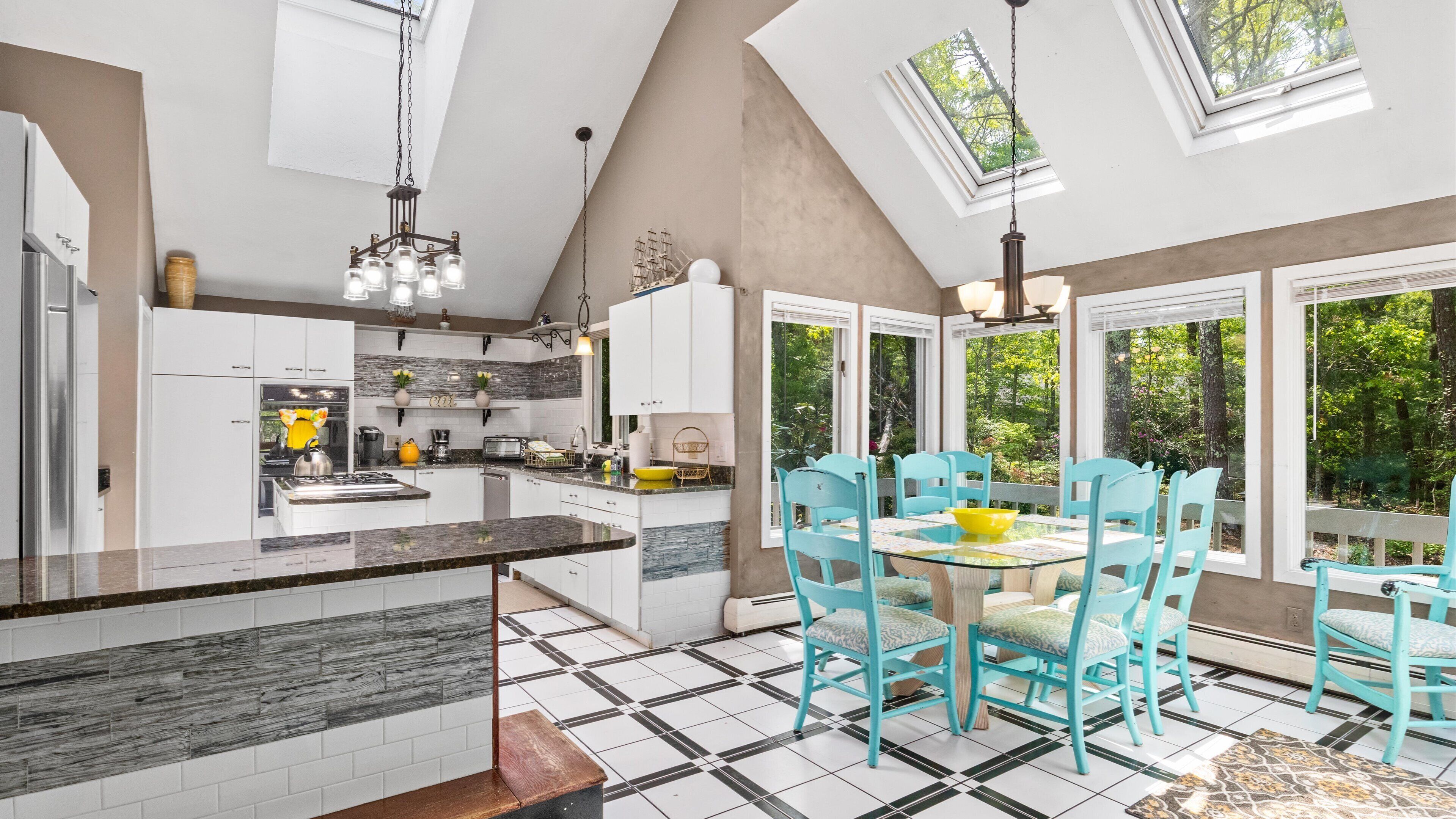 Spacious Lake Front House w Stunning Scenery