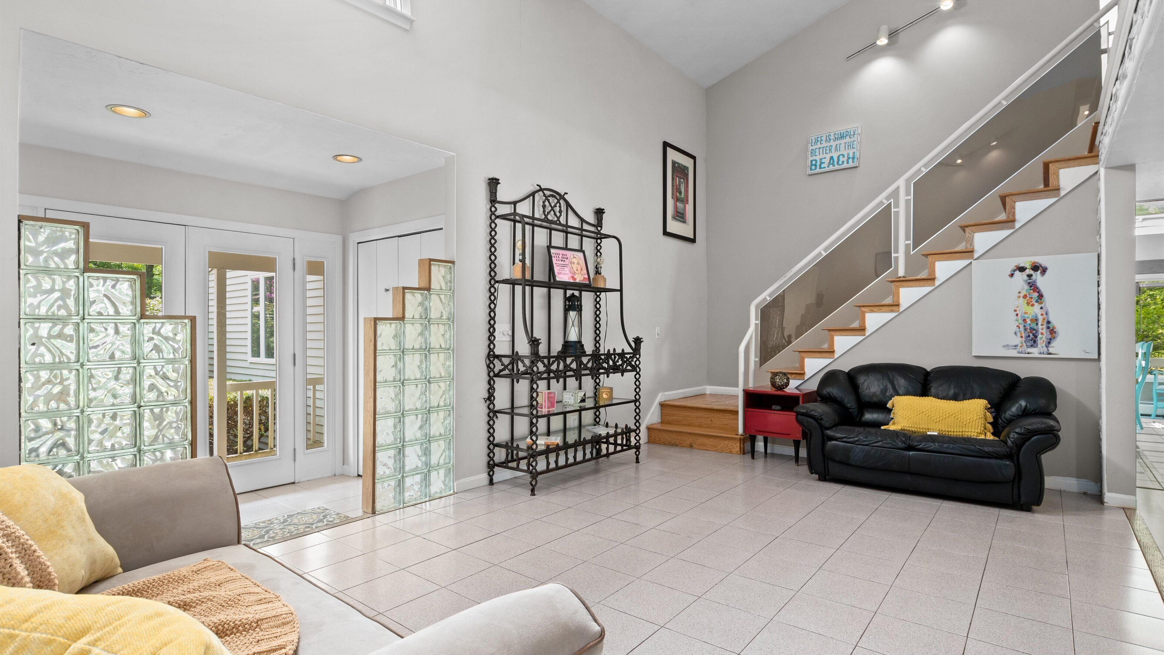 Spacious Lake Front House w Stunning Scenery