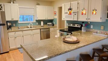 雪櫃、微波爐、焗爐、爐具