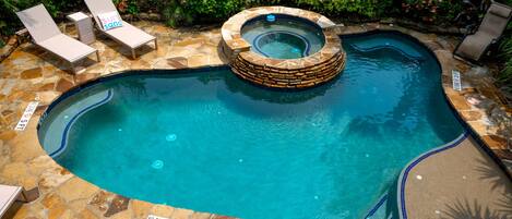 Alberca al aire libre y alberca climatizada