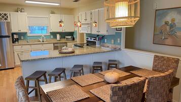 雪櫃、微波爐、焗爐、爐具