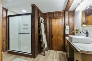 Combined shower/tub, hair dryer, towels, soap - Heaven in Highlands~Open Dates in May, June and August!  Book your stay today! (Highlands)