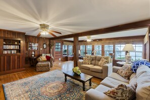 Smart TV, fireplace, DVD player, books - SPECIAL ALL IN RATE for a 2 NIGHT STAY in JAN/FEB/MAR - INQUIRE w/DATES (Highlands)