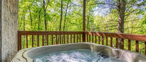 Outdoor spa tub