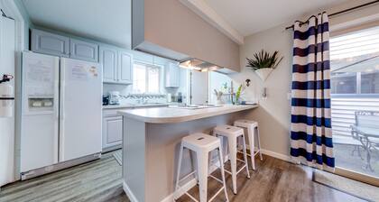 Updated home with ping-pong - 3 blocks to beach