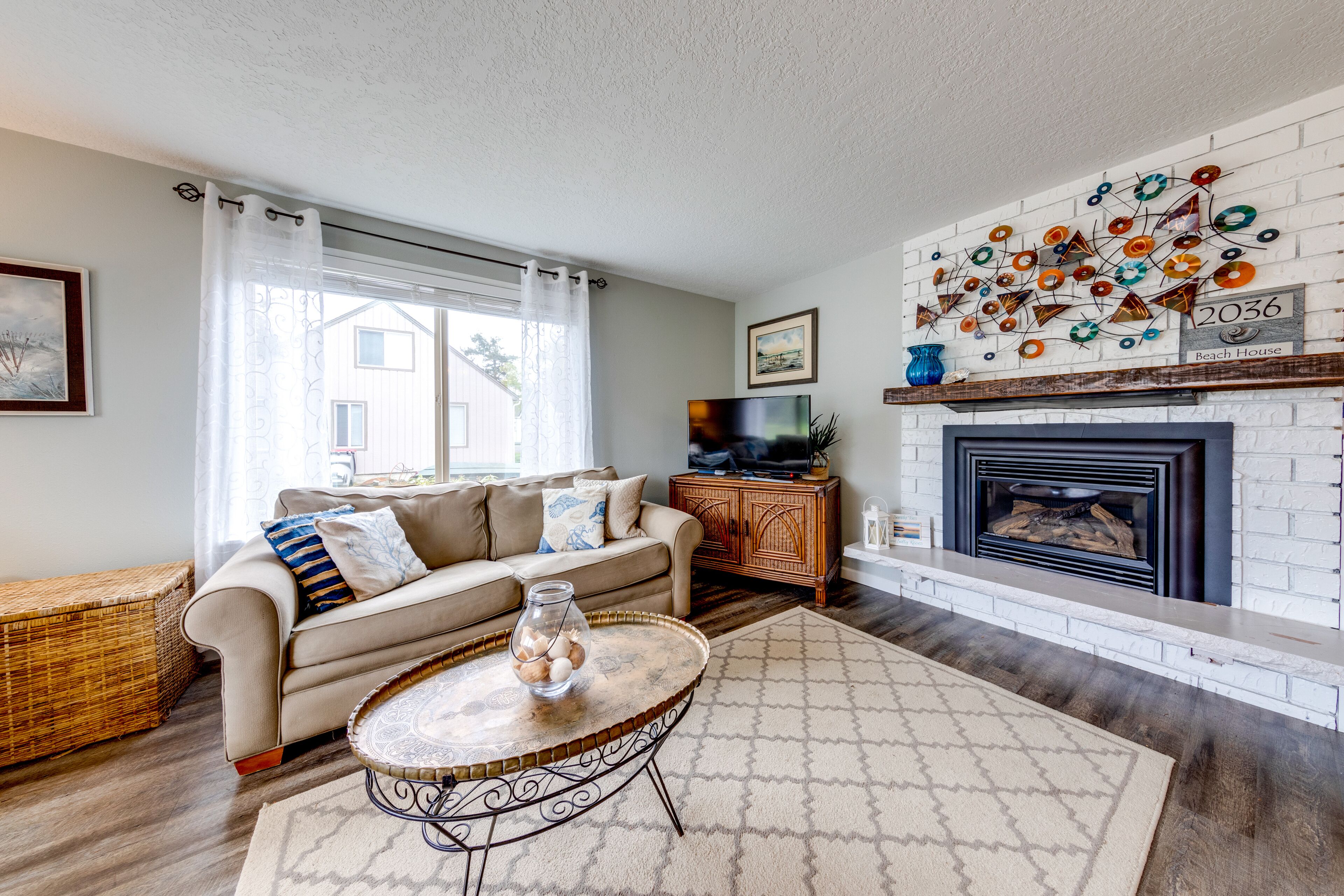 Updated home with ping-pong - 3 blocks to beach, dogs welcome