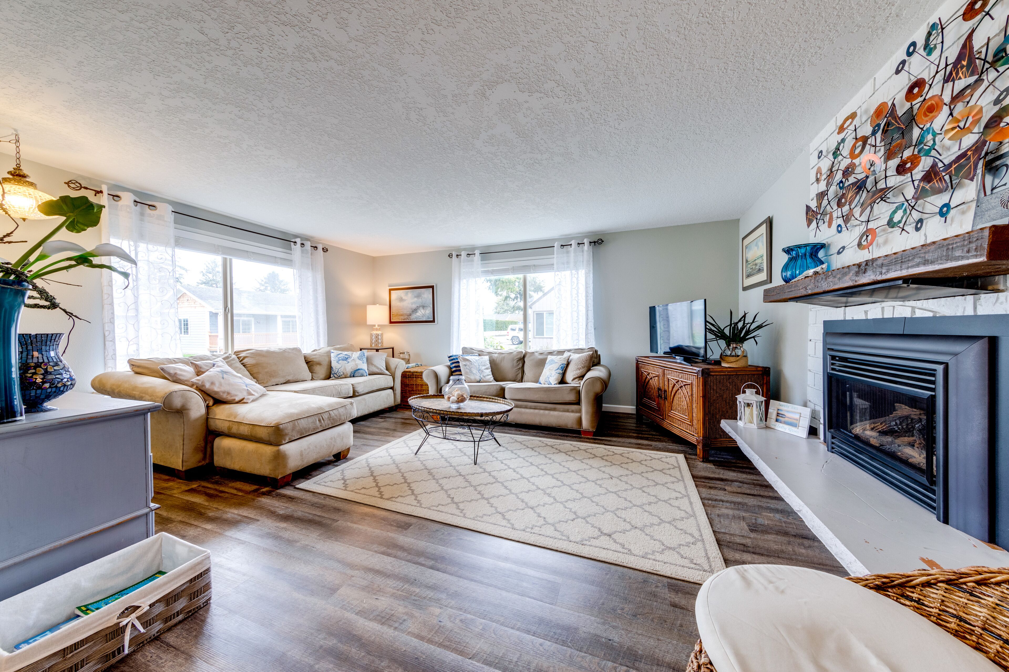 Updated home with ping-pong - 3 blocks to beach, dogs welcome