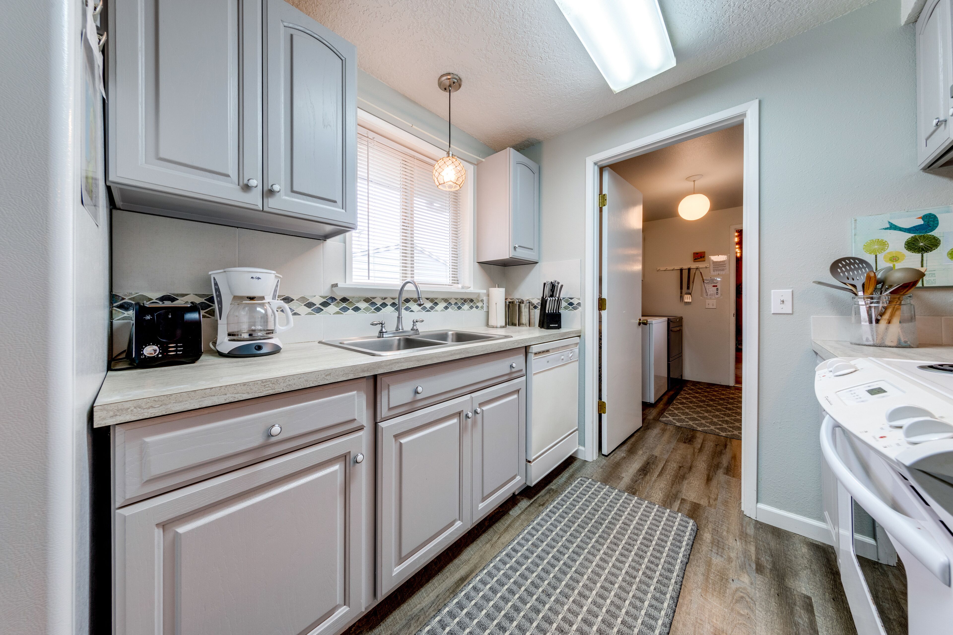 Updated home with ping-pong - 3 blocks to beach, dogs welcome