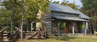 ¡Alejarse de todo! Restaurado 1800 cabañas de madera comodidades modernas 40 acres privados
