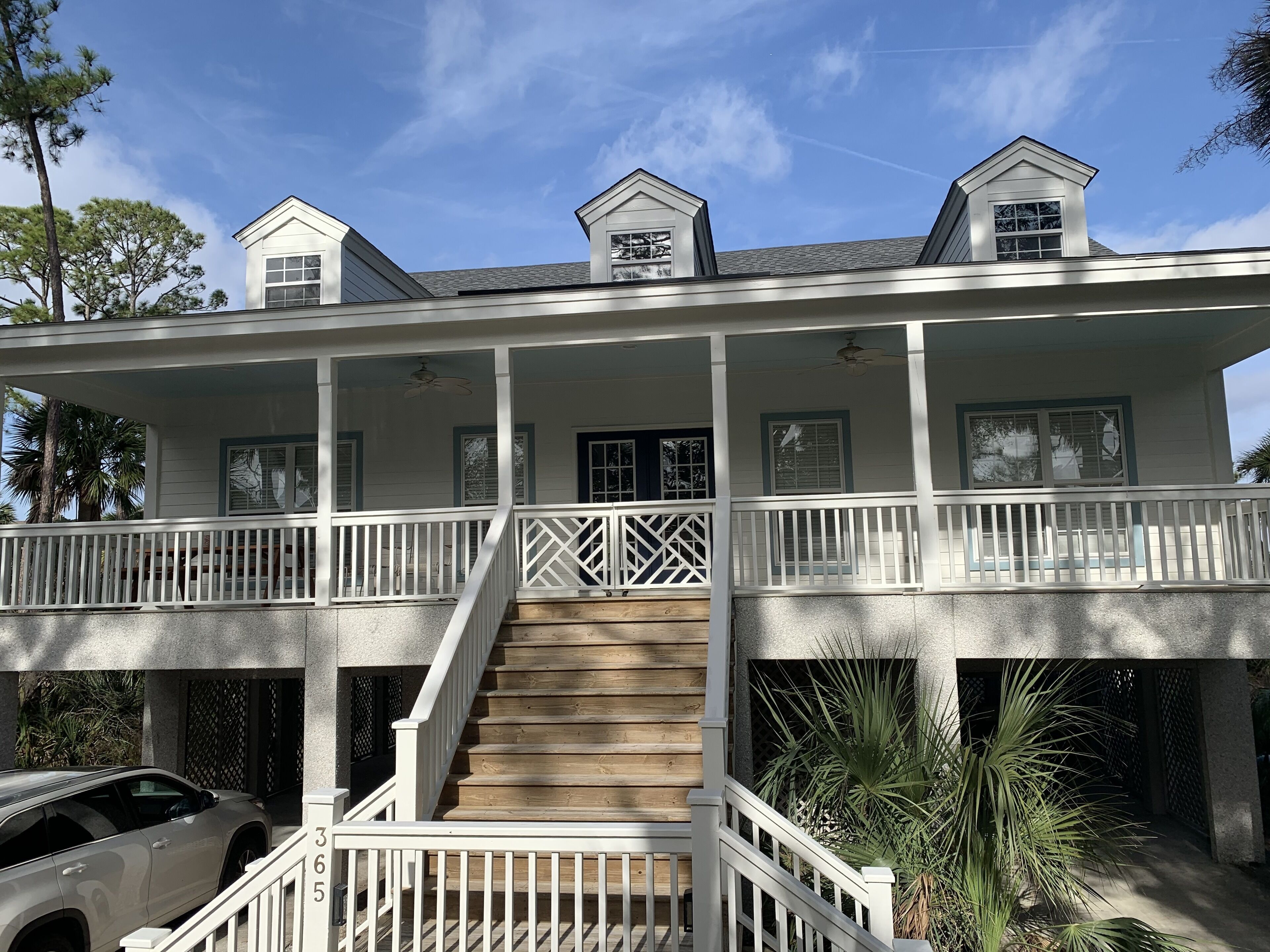 2 minute ride to the beach. 4 amenity cards included with weekly rentals. 