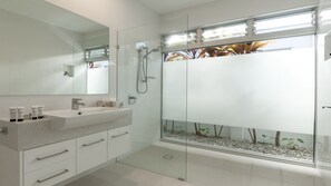 Shower, hair dryer - Beach Condominium | Port Douglas (PORT DOUGLAS)