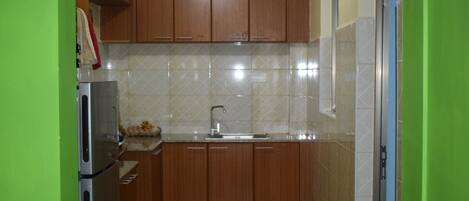 Jääkaappi, mikroaaltouuni, uuni, vedenkeitin