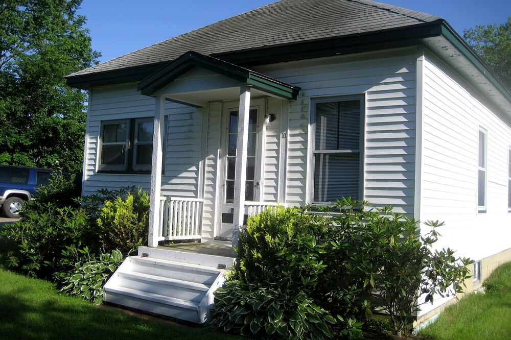 Quaint Bungalow Minutes From Downtown, Harbor, Shops