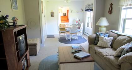 Viehättävä Bungalow minuutin päässä keskustasta, satama, kaupat