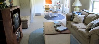 Quaint Bungalow Minutes From Downtown, Harbor, Shops