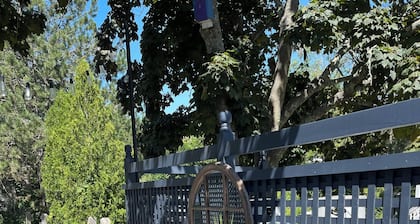 Quaint Bungalow Minutes From Downtown, Harbor, Shops