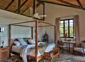 5 bedrooms, in-room safe, iron/ironing board, travel cot - Ultra Luxury Balinese Style, Private Pool, Theater, Game-room (Manuel Antonio)