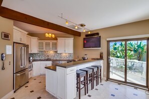 Kühlschrank, Mikrowelle, Herdplatte, Geschirrspüler