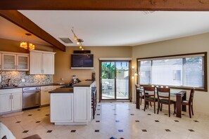 Kühlschrank, Mikrowelle, Herdplatte, Geschirrspüler