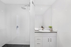 Shower - Aqua on Fletcher Street (Byron Shire)