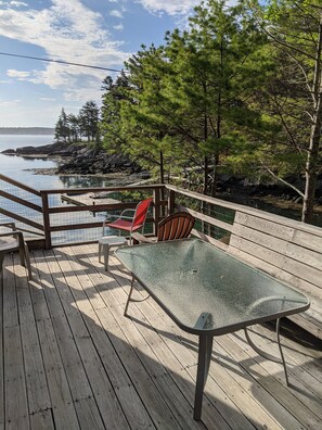 Terrace/patio - Enjoy the stunning views while relaxing on the deck at East Ledge Cottage (Georgetown)