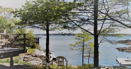 Nauti upeista näkymistä rentoutuessasi kannella East Ledge Mökissä