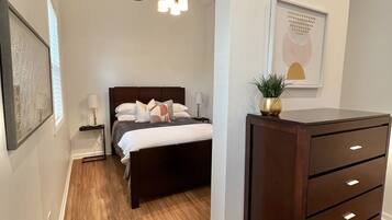 2 habitaciones, tabla de planchar con plancha, wifi y ropa de cama