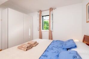 5 bedrooms, iron/ironing board, WiFi, bed sheets